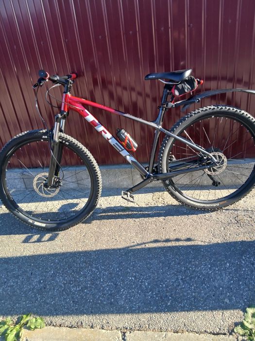 Vand bicicleta trek in stare buna are roti de 29 si frane pe ulei