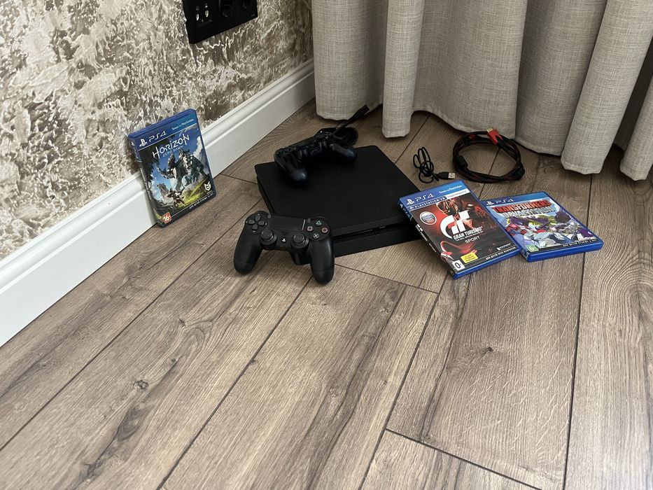 PlayStation 4 slim | 3 игры + 2 Геймпада в подарок!