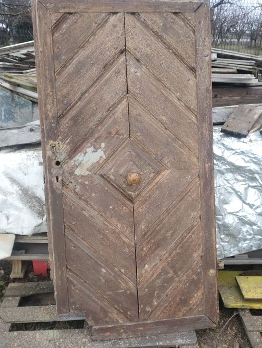 Vand usi vintage de peste 100 de ani cu balamale, manere din alama .