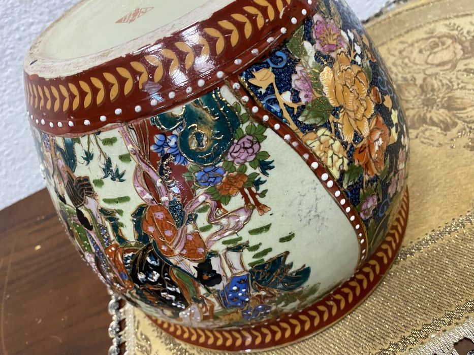 Китайска порцеланова кашпа изрисувана с релеф