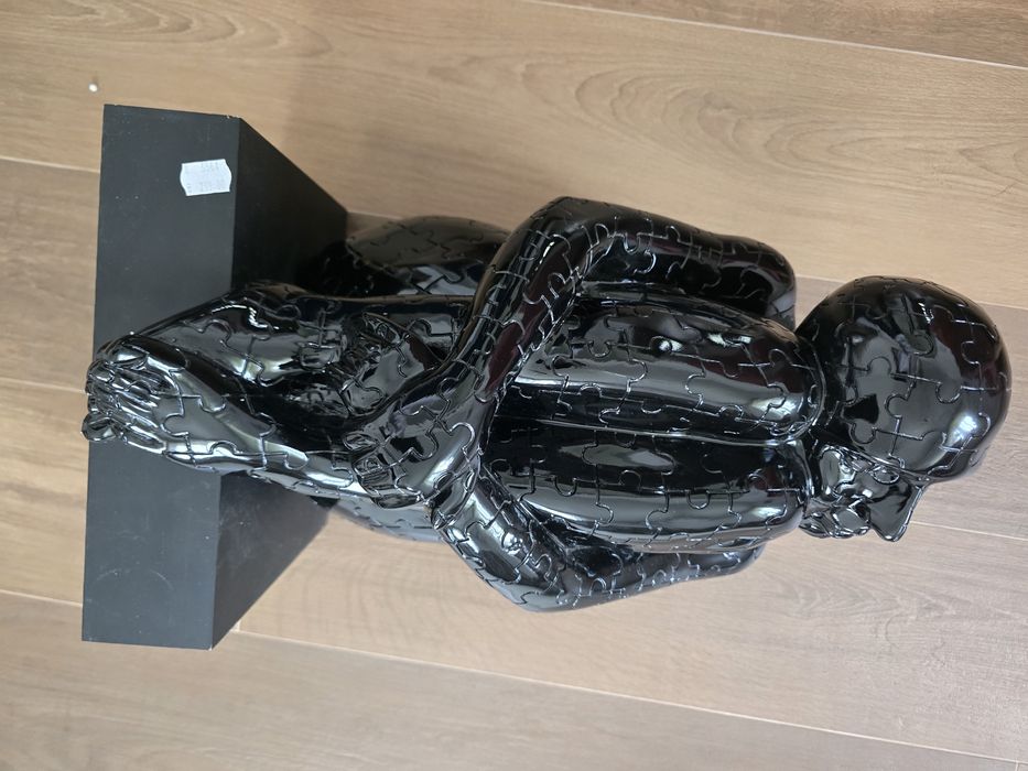 Statuetă decorativă neagră, model puzzle - figură umană ghemuită, 50 cm