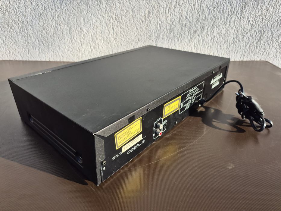 Vând compact disc pleyer marca Pioneer model PD-4550,made in  Singapor