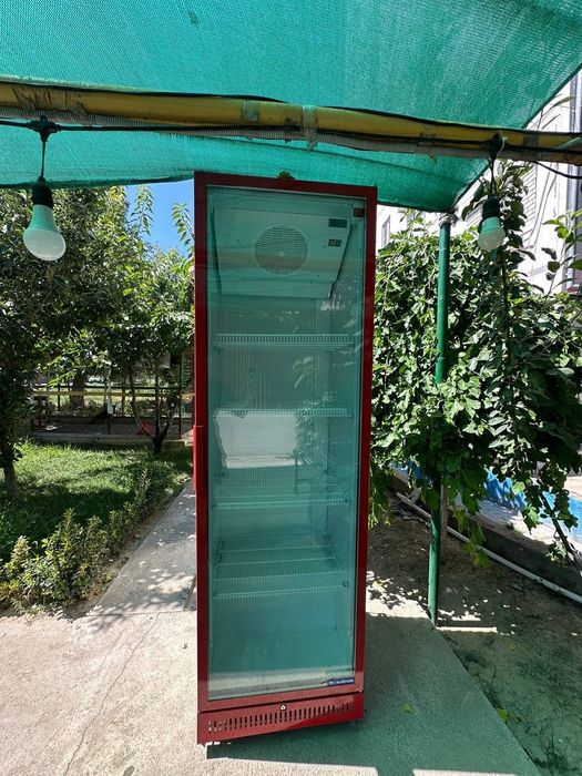 Продам холодильную витрину