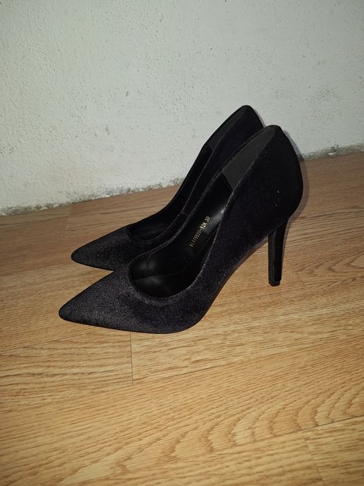 Нови обувки с ток