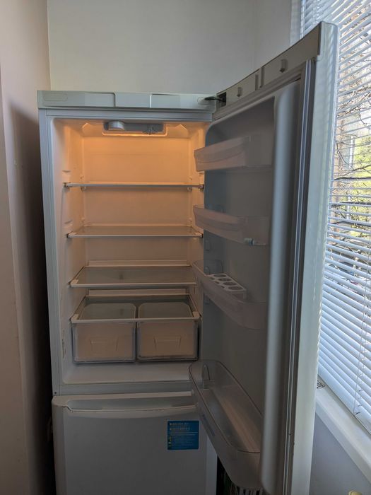 Хладилник с фризер Indesit