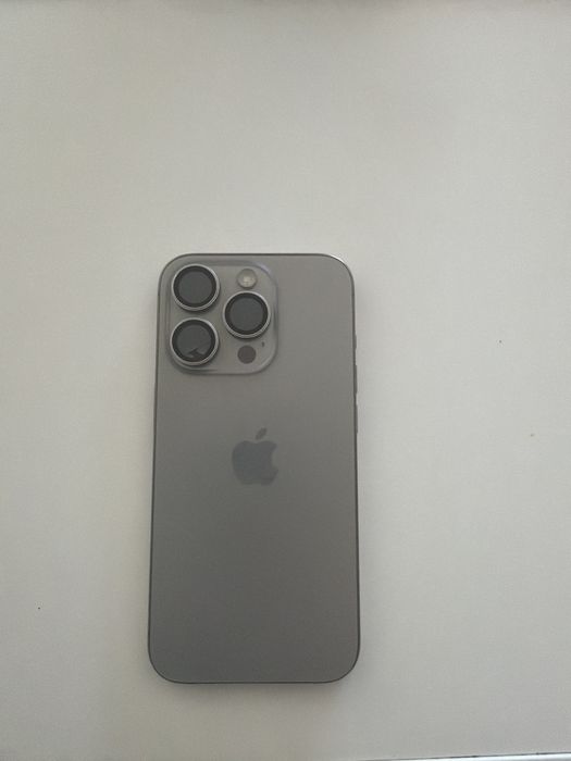 Продавам iphone 15 pro 128 gb silver
