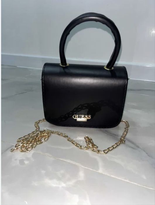 Guess чанта    .