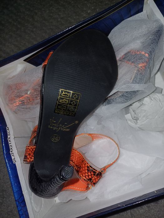 Sandale cu toc înalt de vânzare