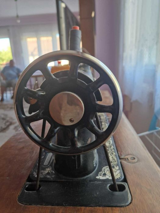 Mașină de cusut vintage Singer cu masă din lemn – anul 1929