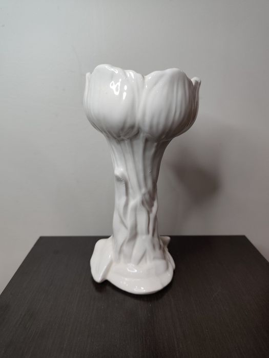 Прекрасна ваза, декорация от керамика с бяла глазура.