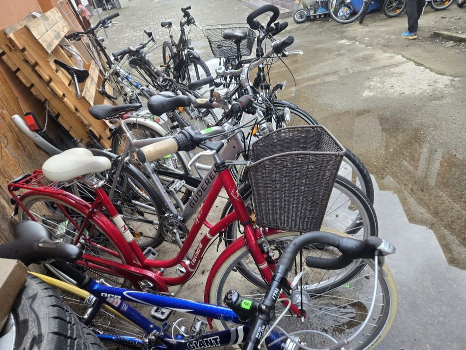Vând biciclete second hand la preturi accesibile. Preturile incep  de la 300 lei info la tel 0756540521 sau 0742193033