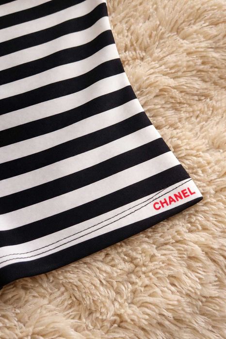 уникална тениска на райе черно бяла черна червен кант на шанел chanel