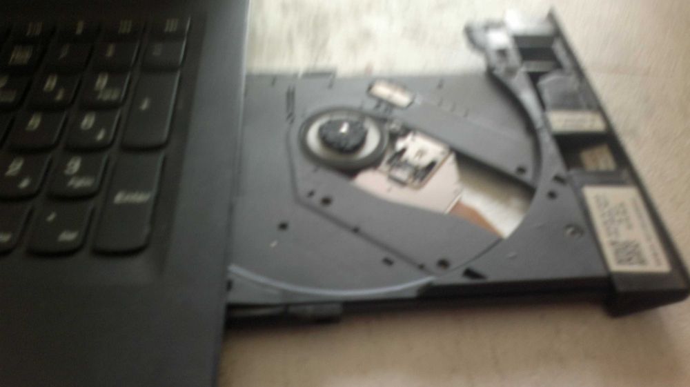 Продавам или заменям лаптоп LENOVO -V110
