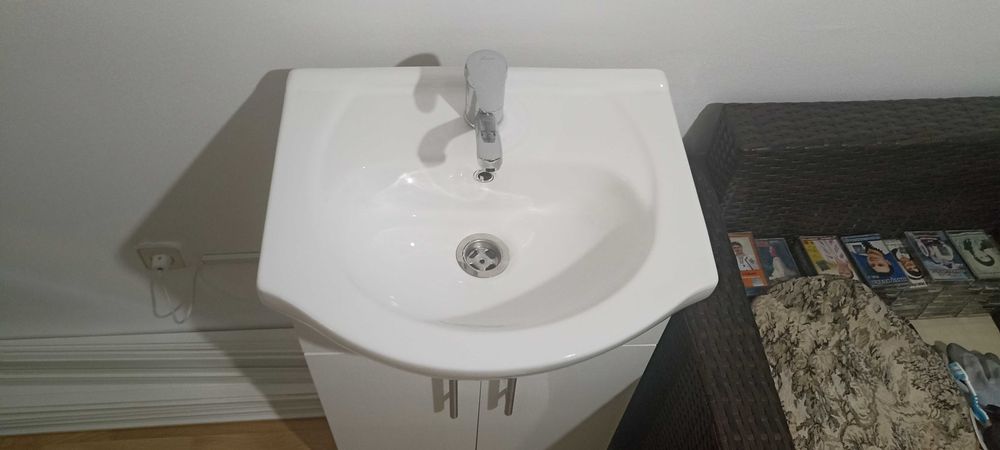 Chiuvetă baie 50 cm cu dulap și baterie, compact, spații mici