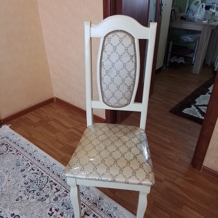 Продаётся стол со стульями