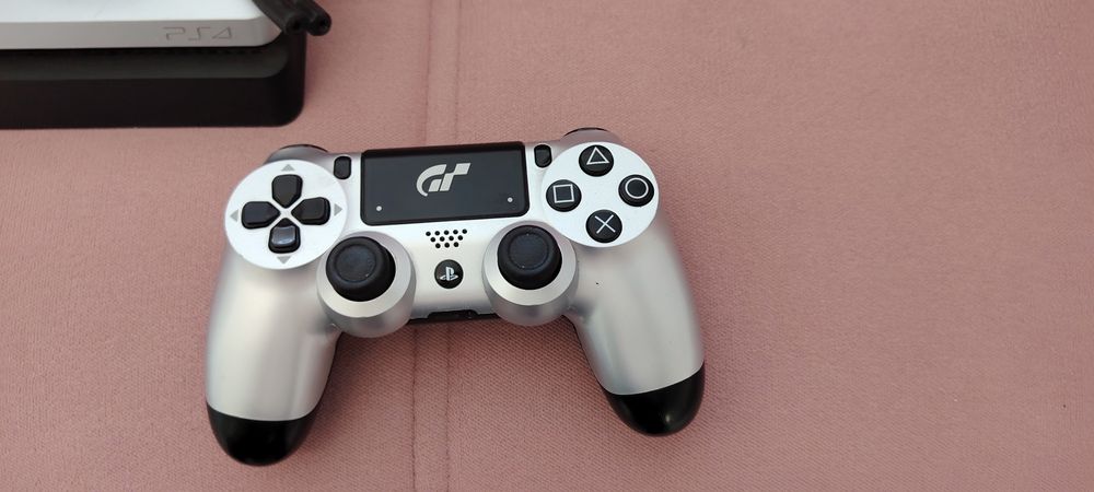 Vând PS 4 in stare buna