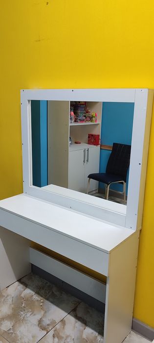 Срочно продам трюмо с зеркалом