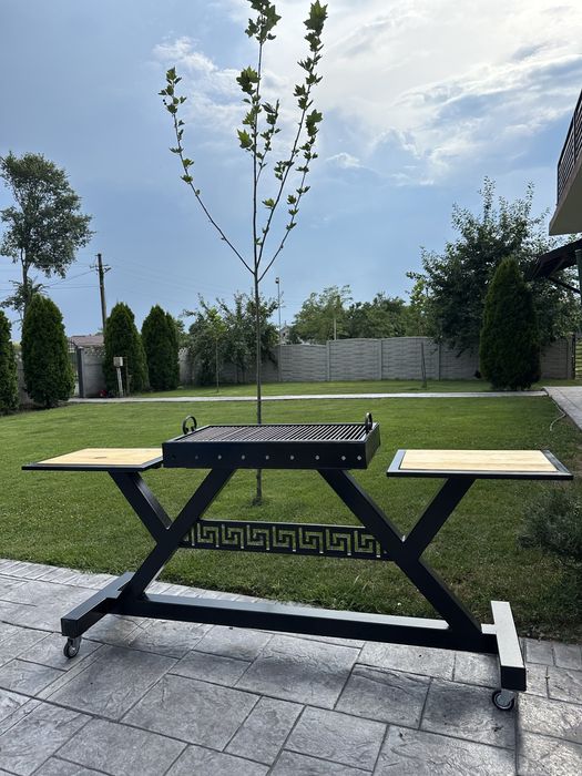 Grătar metalic profesional cu roți și polițe din lemn 200 cm x 50 cm