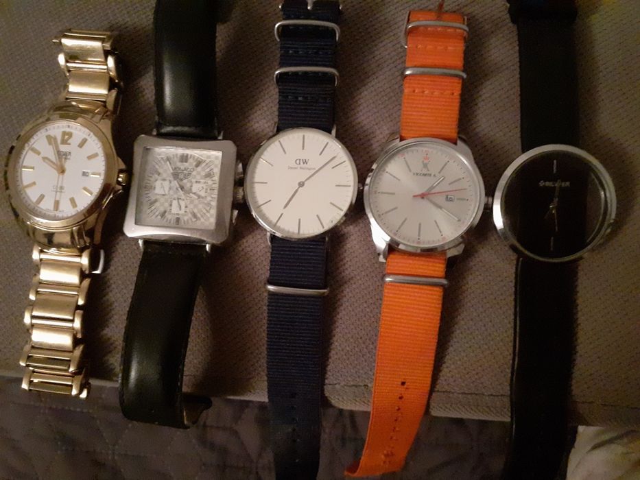 Ceas de vanzare starea buna pret begocuabil mai multe detalii  in  pri