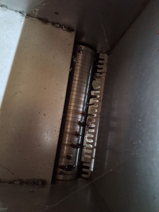 Mașină de tocat mere  cu cos de inox și motor trifazic.