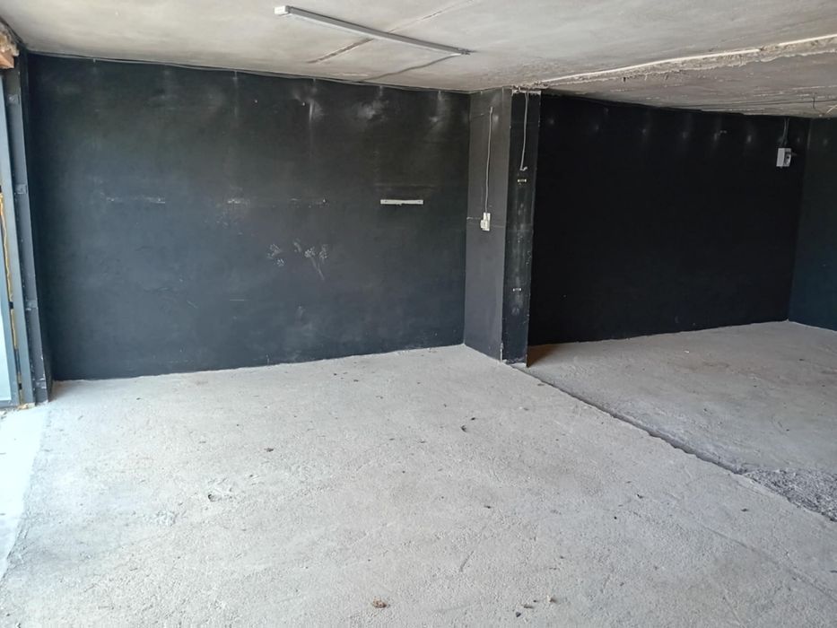 Garaj cu sup.30m2 + curte cu acces auto