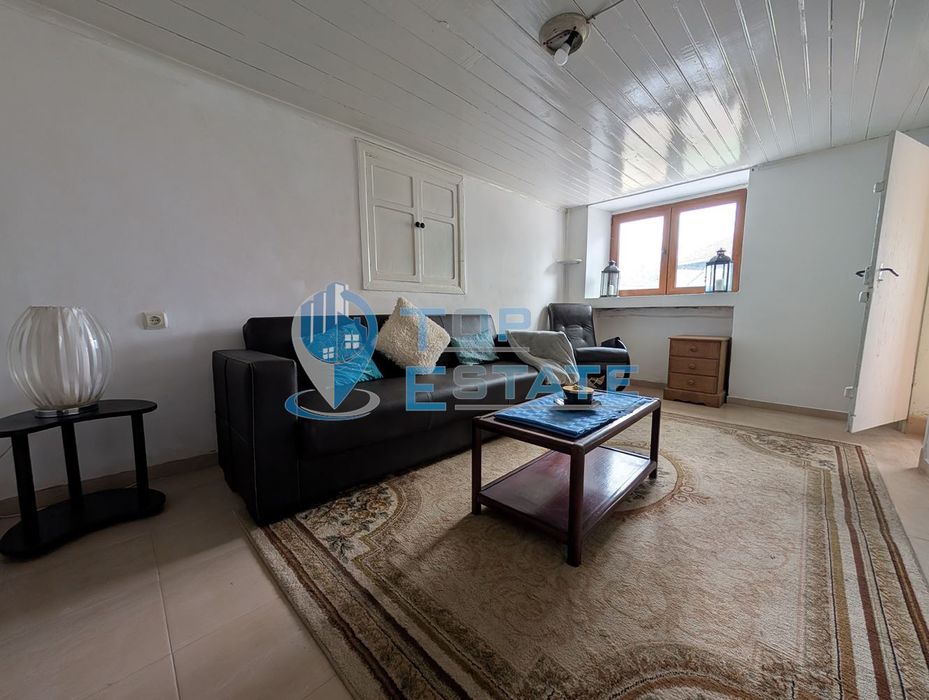 Двуетажна къща с голям двор и кладенец в село Ресен