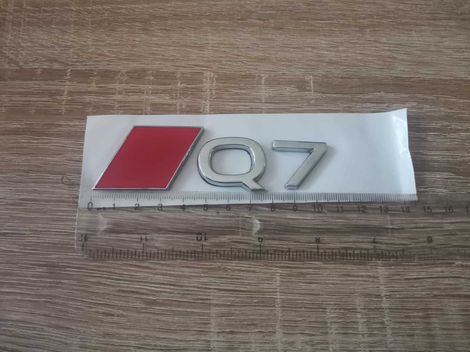 сребриста емблема Audi Q7 нов стил