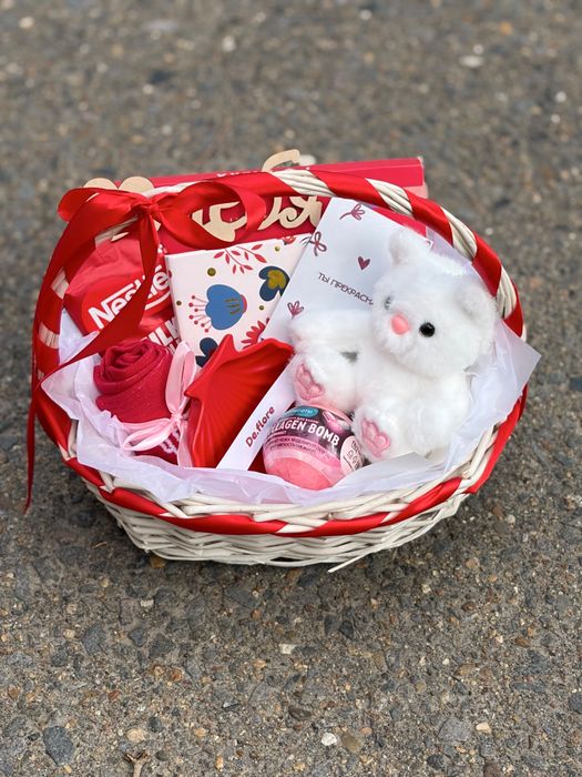 Бокс в корзине для девушки