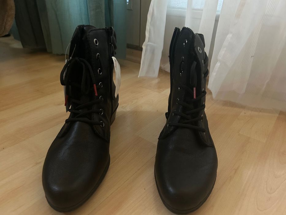 Черни боти на марката Rieker