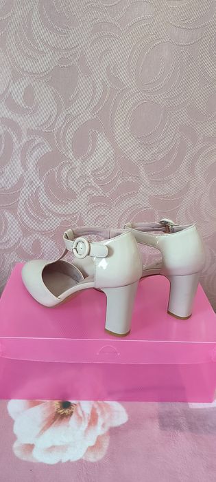 Женские туфли молочного цвета