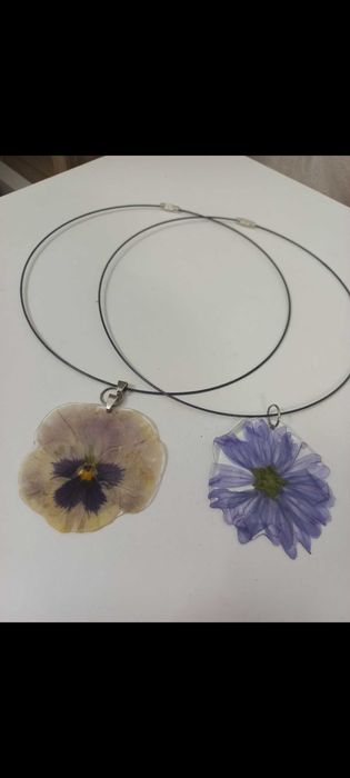 колиета от естествени орхидеи и теменужки