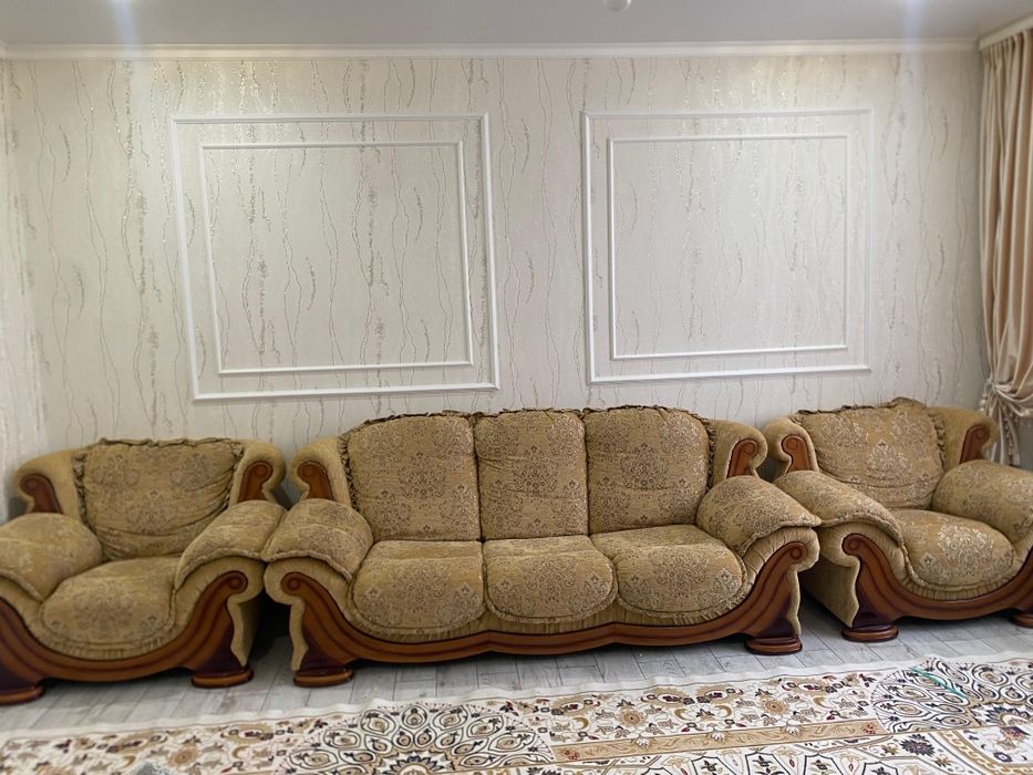 Продается Диван с двумя креслами