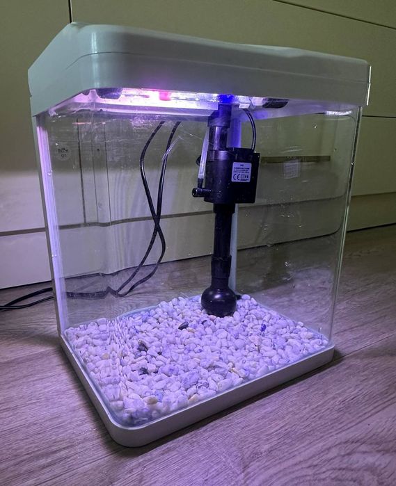 Akvarium sotiladi srochna