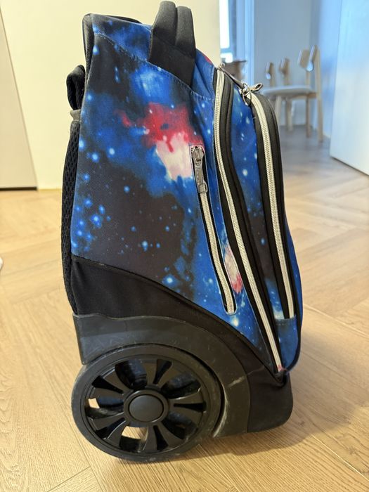 Чемодан на колесах. Сумка фигуриста