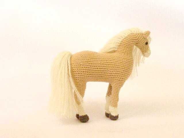Красив кон - плюшена играчка плетена на една кука