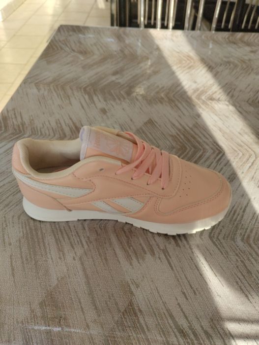 Кроссовки женские