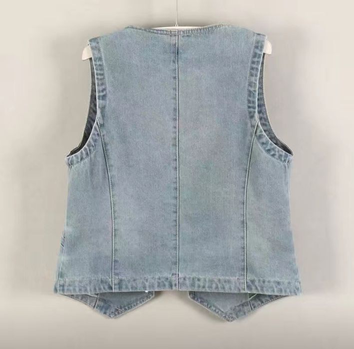 Джинсовая жилетка для девушек. Новая.