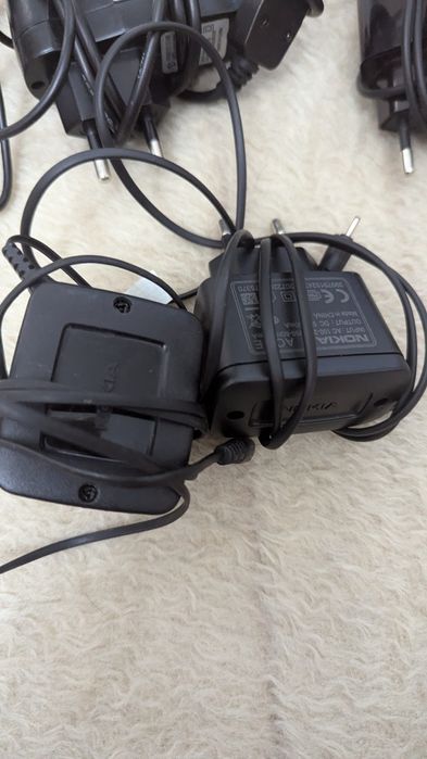 Продам несколько зарядок для мобильных телефонов