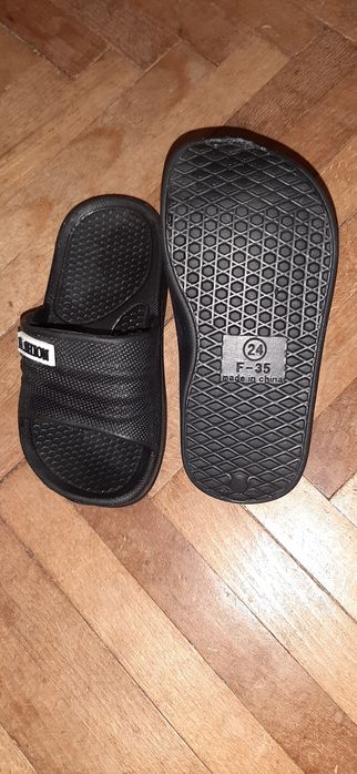 Обувки за момче номер 22  нямат скъсано никъде.