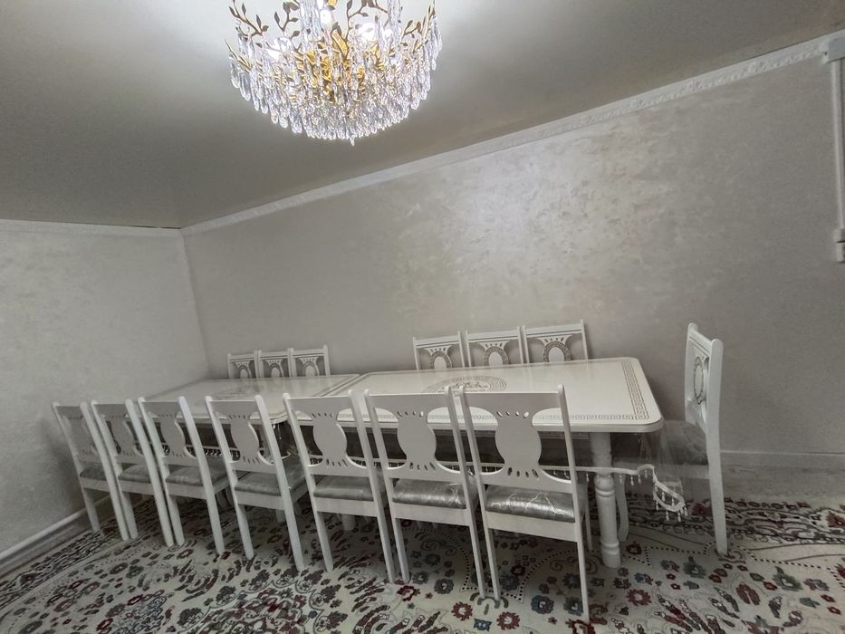 Гостиный стол и стулья