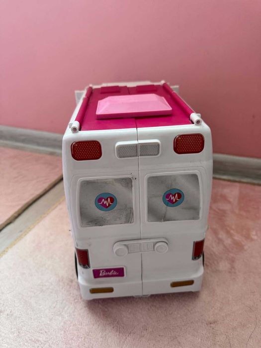Barbie пееща линейка