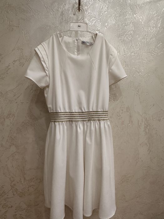 Шикарные платья и костюмы девочкам