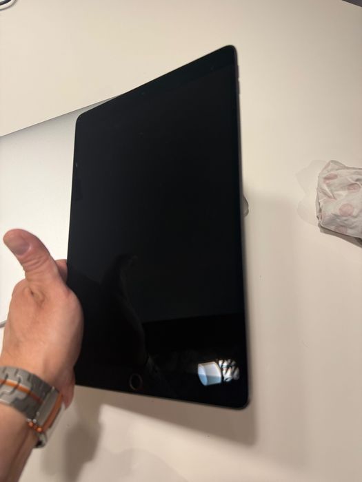 Продавам iPad Air 3 LTE