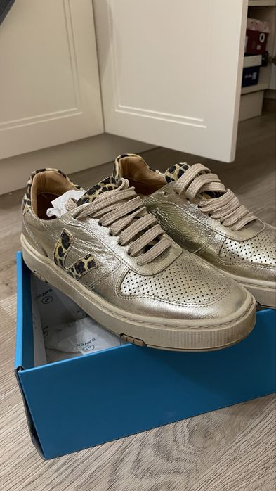 Женские кроссовки