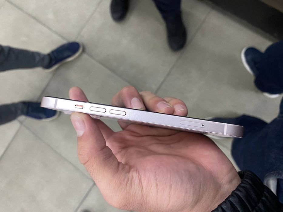 iPhone 13 с документами