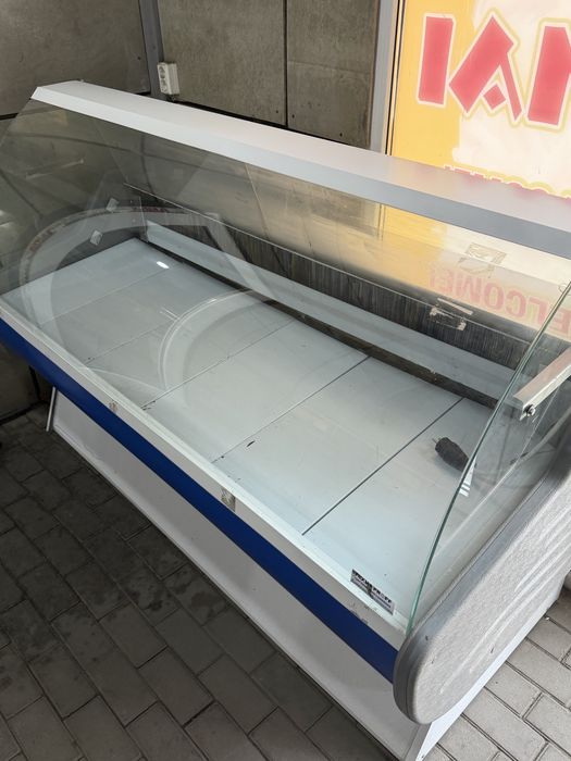 продам витринный холодильник