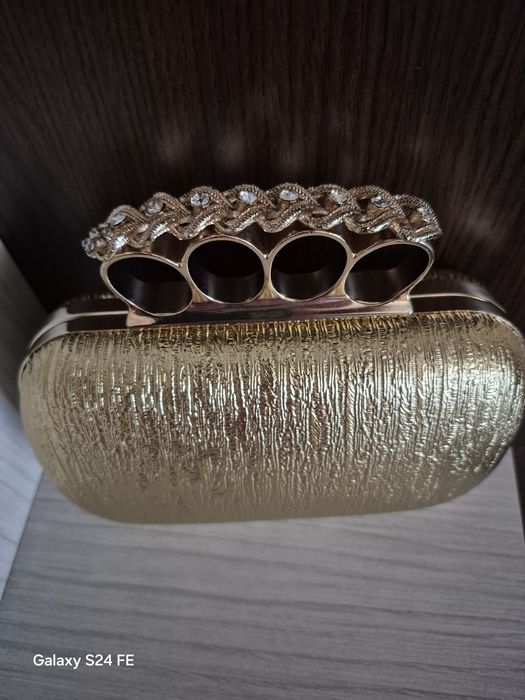 Geanta clutch aurie!