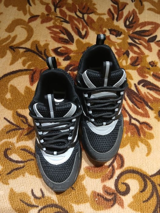 Продам кроссовки Dior B22