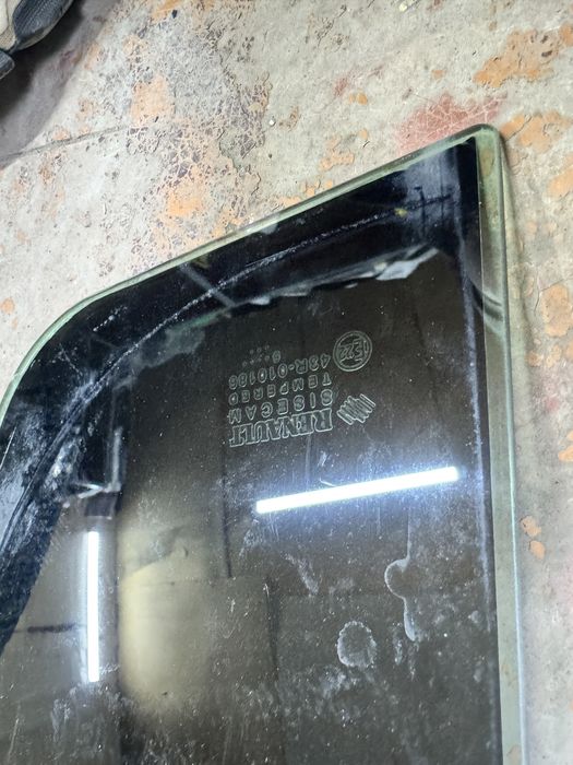 Заднее левое стекло логан сандеро