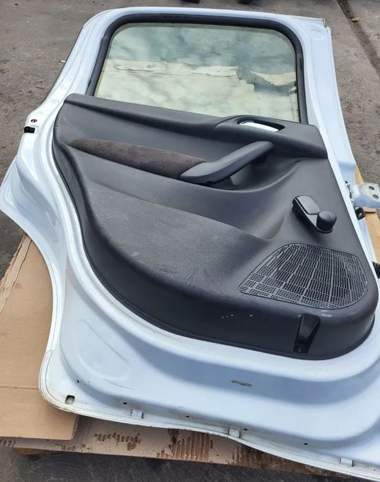 Vindem usa stanga spate complecta pentru Citroen C 3 din 2013